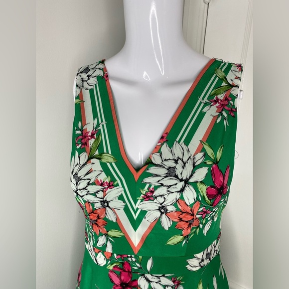 Vince Camuto Floral A line Handkerchief Green V-Neck Dress - Picture 10 of 12